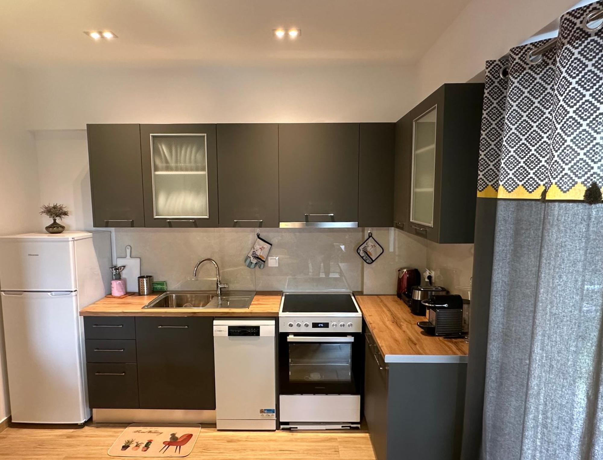 Chic Apartment In Nature, 5-Min Walk To The Beach Kalamata Esterno foto